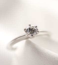 Verlobungsring für eine Frau mit Diamant auf weißem Hintergrund