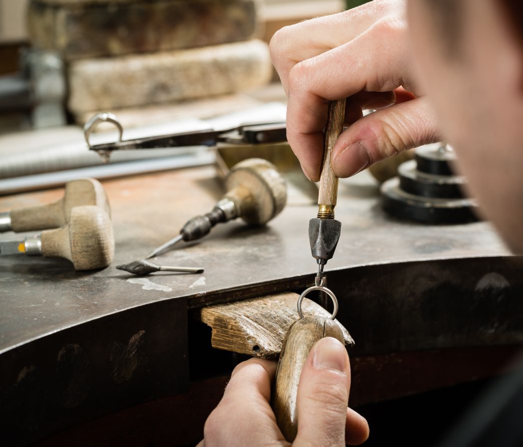 Ein Juwelier beim Arbeit an einem Ring