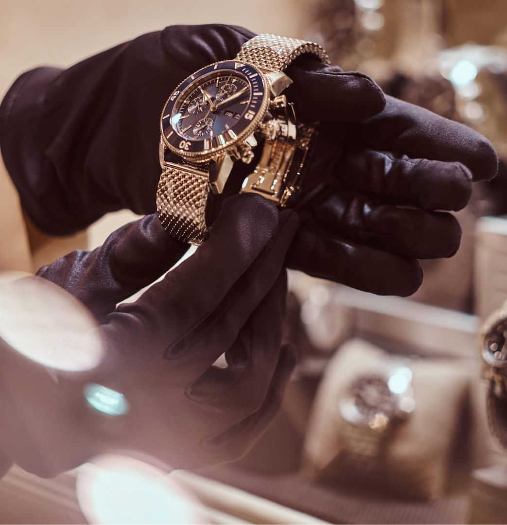 Goldene Uhr beim Juwelier