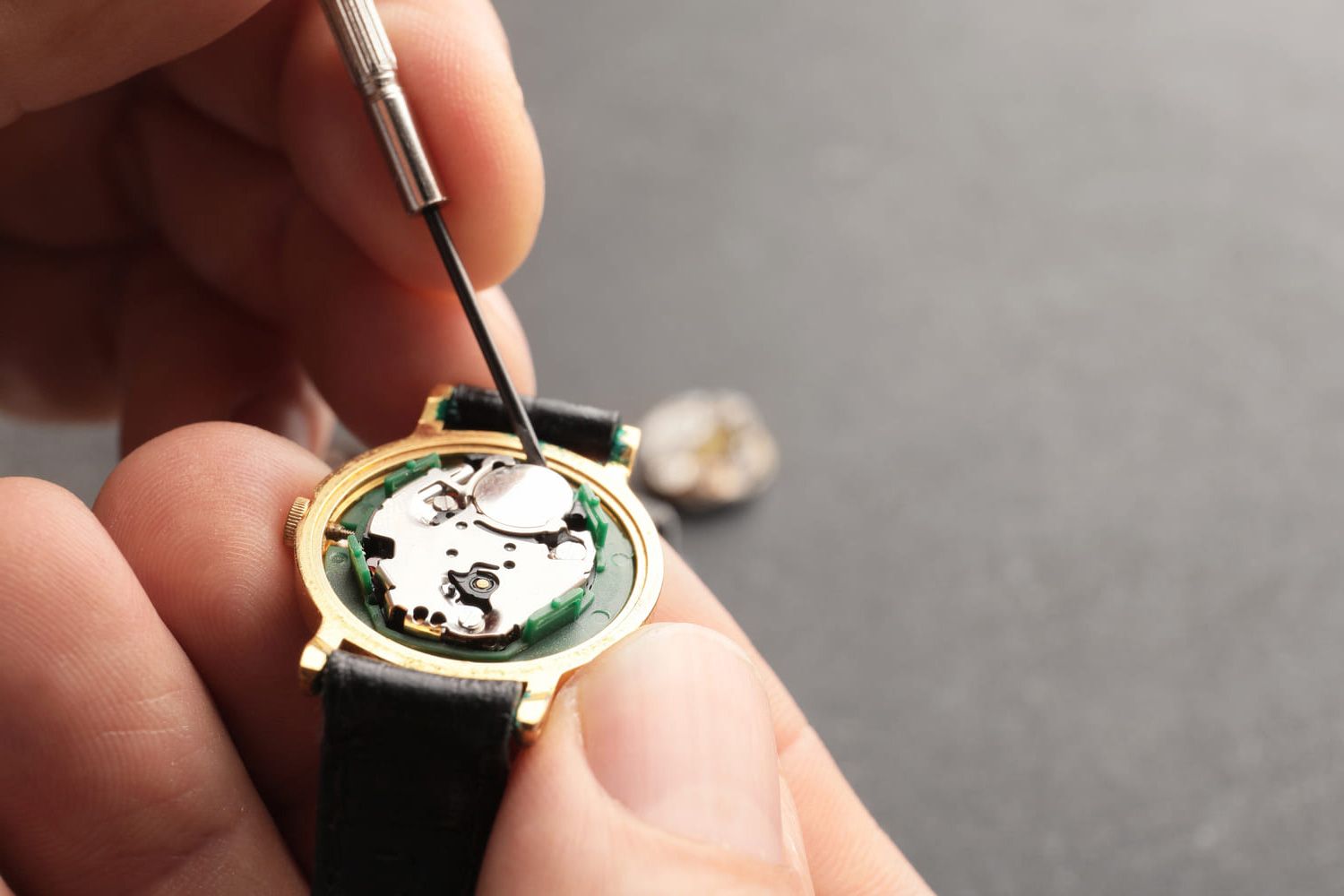 Ein Mann der einen Uhr repariert