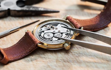 Rückseite einer offenen Uhr an der Reparaturen vorgenommen werden